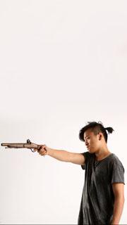 Jerald-aiming-flintlock