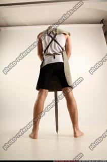 2016 03 WOLFF MEDIEVAL SWORD POSE1 GUARDING 04 C