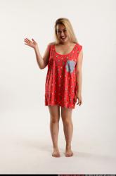 kayaa-daily-pose6-waveing