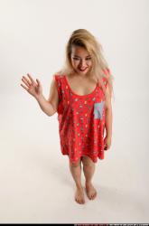 kayaa-daily-pose6-waveing