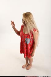 kayaa-daily-pose6-waveing