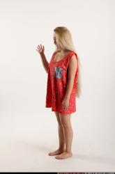 kayaa-daily-pose6-waveing