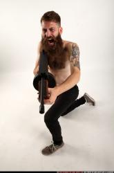 oscar-kneeling-tommygun-shooting