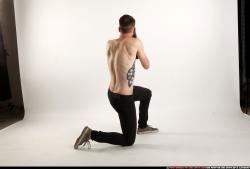 oscar-kneeling-tommygun-shooting