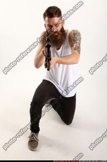 2016 11 OSCAR SMG M4A1 POSE3 00 A