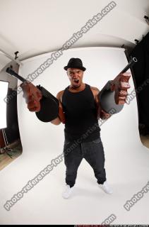 2017 01 RON TOMMYGUNS POSE2 08