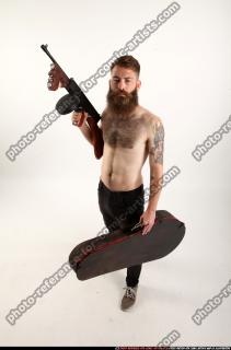 2017 01 OSCAR TOMMYGUN CASE POSE 00 A