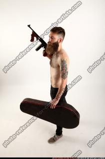 2017 01 OSCAR TOMMYGUN CASE POSE 01 A