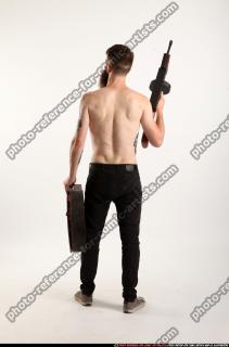 2017 01 OSCAR TOMMYGUN CASE POSE 03 B