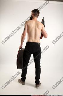 oscar-tommygun-case-pose