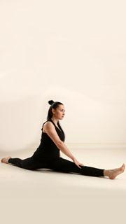 claudia-stretch-pose2-straddle-split 