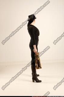 2017 07 CLAUDIA STEAMPUNK BLASTER RIFLE PISTOL AIMING 06 B