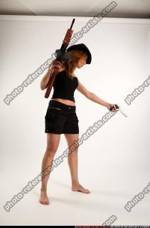 2017 09 AGNES TOMMYGUN PISTOL AIMING 06 C