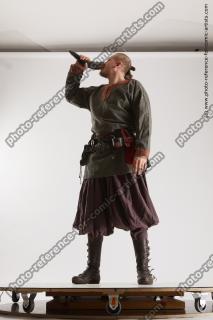 medieval man drinking from horn sigvid 01c