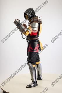 Yelvik_Cosplay_Scorpion_Fighting_Pose_Dagger