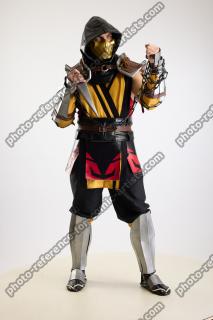Yelvik_Cosplay_Scorpion_Fighting_Pose_Dagger