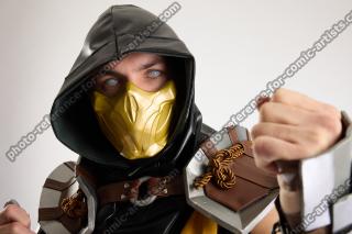 Yelvik_Cosplay_Scorpion_Fighting_Pose_Dagger