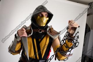 Yelvik_Cosplay_Scorpion_Fighting_Pose_Dagger
