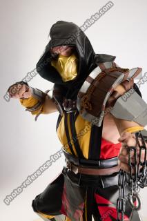 Yelvik_Cosplay_Scorpion_Fighting_Pose_Dagger