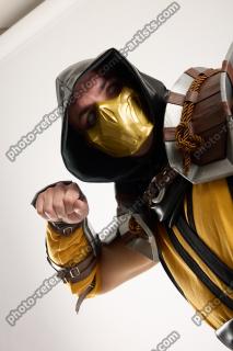 Yelvik_Cosplay_Scorpion_Fighting_Pose_Dagger
